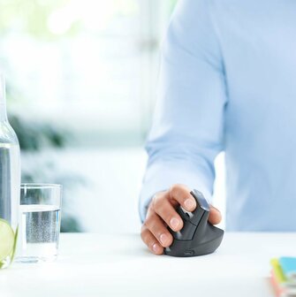 Logitech MX Vertical | Ergonomische Draadloze Muis | Rechtshandig | RF + Bluetooth | 4000 DPI | Zwart/Zilver