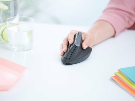 Logitech MX Vertical | Ergonomische Draadloze Muis | Rechtshandig | RF + Bluetooth | 4000 DPI | Zwart/Zilver